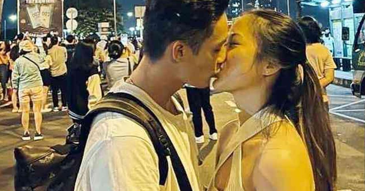 Màn 'khoá môi' ngọt ngào của các cặp đôi đón chào Năm mới