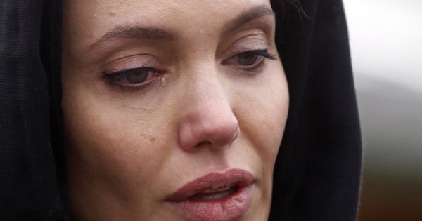 Angelina Jolie suy sụp