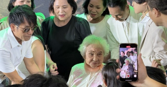 Lý Hải mời mẹ 99 tuổi và bà con ở quê ra mắt 