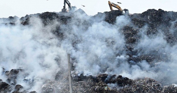 Thủ đô Ấn Độ ngạt thở trong khói độc vì cháy núi rác
