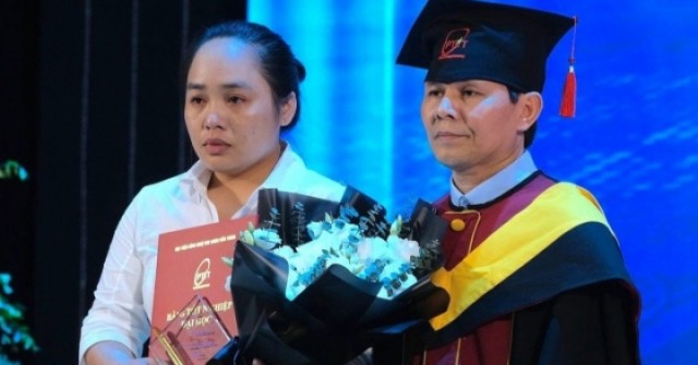Chị gái bật khóc lên nhận bằng tốt nghiệp thay em đã mất