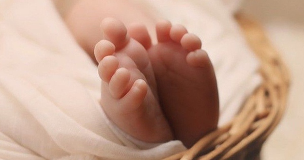 Cha say rượu nằm ngủ đè con gái 28 ngày tuổi tử vong vì ngạt thở