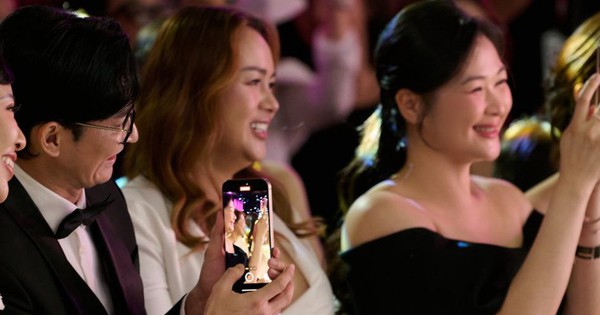 Độc lạ Vbiz: Huy Khánh công khai si mê vợ cũ ra mặt, thái độ của Mạc Anh Thư mới đáng bàn