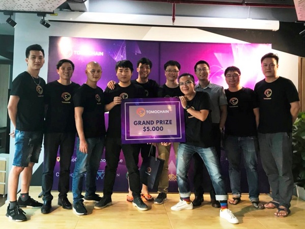 Ứng dụng quản lý quỹ từ thiện giành ngôi quán quân TomoChain Hackathon 2018