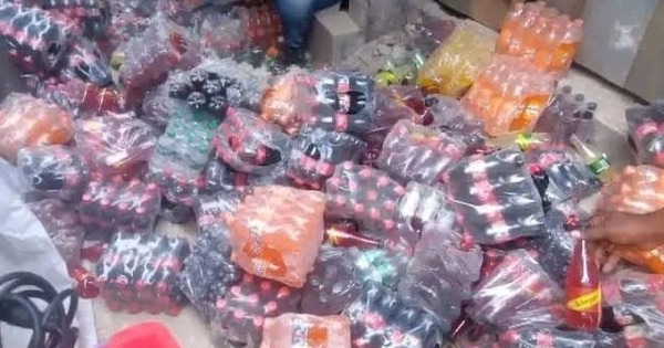 Đột kích khu chợ có 240 cơ sở sản xuất hàng giả, tiêu hủy 1.500 thùng Coca-Cola, Sprite, sữa chua giả các loại với tổng trị giá hơn 80 tỷ VNĐ ở Nigeria