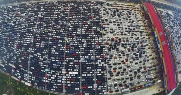 Vụ tắc đường lâu nhất thế giới: 12 ngày mắc kẹt, kéo dài 100 km, hình thành cả "nền kinh tế chợ đen" giữa đường!