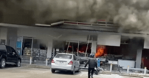 Cửa hàng 7-Eleven ở Thái Lan nghi bị trúng hoả lực, thi thể 2 học sinh thiệt mạng được tìm thấy trong đống đổ nát, nhiều người bị thương