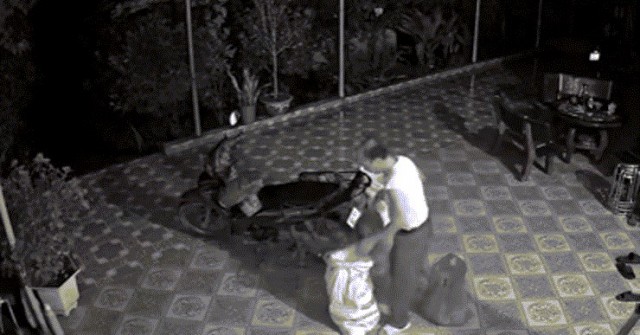 Người cha ở Phú Thọ đi 160km mang đồ cho con, lời nói dối khiến con nghẹn lòng