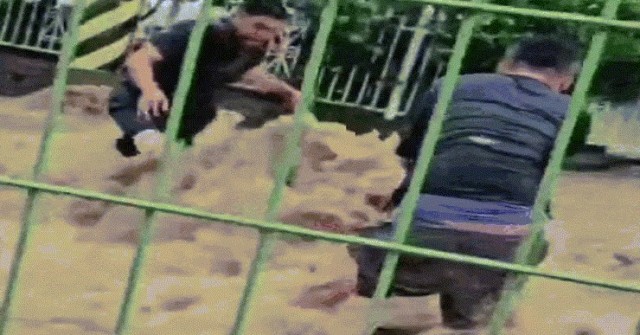 Chủ tiệm ô tô và nhân viên hết mình giải cứu cụ ông 70 tuổi giữa dòng nước xiết