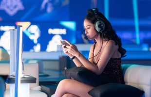 Chi Pu cổ vũ các đội tuyển PUBG Mobile VN tại chung kết PMCO 2019 khu vực Việt Nam