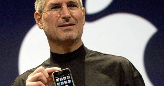 Samsung ám chỉ Steve Jobs là “người mặc áo cổ lọ” khiến iFan khó chịu