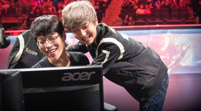 Peanut khoe được hội anh em ROX Tigers chúc mừng, riêng Smeb thì rủ “sớm nhập ngũ”