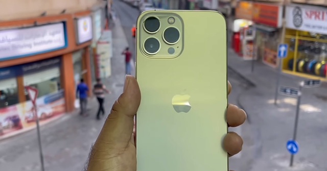 HOT: Video đập hộp đầu tiên của iPhone 13 Pro Max vàng