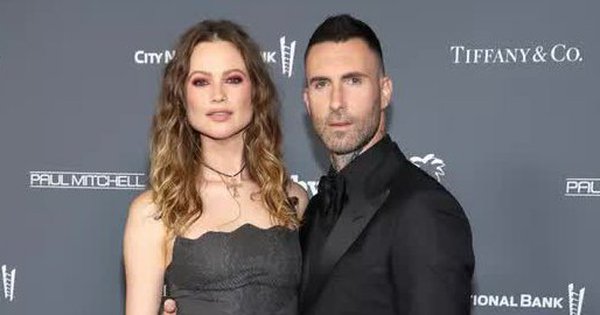 Vợ Adam Levine vẫn tin tưởng chồng sau tin ngoại tình