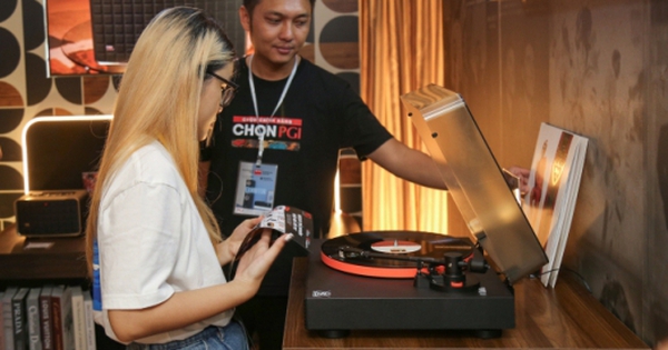 Cận cảnh mâm than JBL Spinner BT và loa JBL Authentics tại AVShow 2023