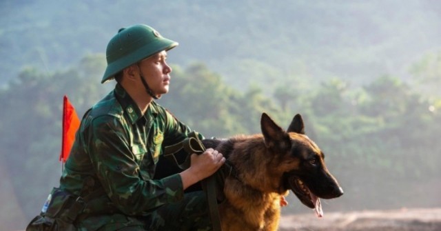 Cảm động những chú quân khuyển Biên phòng làm nhiệm vụ tại Làng Nủ