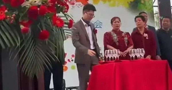 Chú rể 29 tuổi cưới vợ 51 tuổi, gia thế cô dâu gây bất ngờ