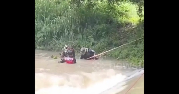 Vợ bị nước lũ cuốn trôi, người chồng có hành động khó tin