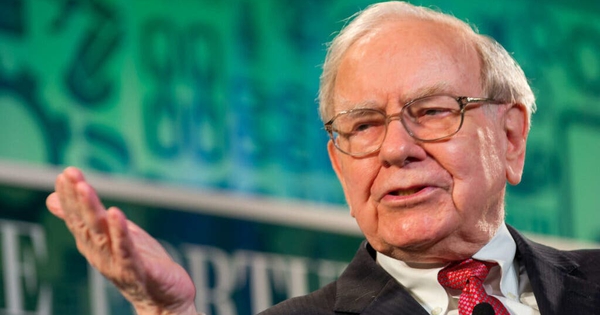 Huyền thoại Warren Buffett từng có nỗi sợ ‘nói không nên lời’ nhiều người thường mắc, nhờ một quyết định trị giá 100 USD mà thành công