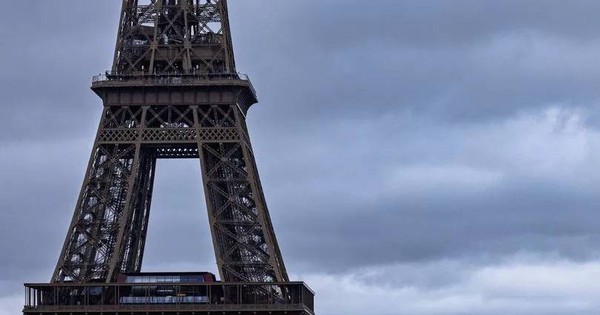 NÓNG: Tháp Eiffel bốc cháy ngay trước thềm Giáng sinh