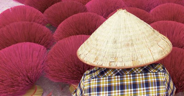 Báo nước ngoài ấn tượng với làng nghề làm hương trăm tuổi của Việt Nam