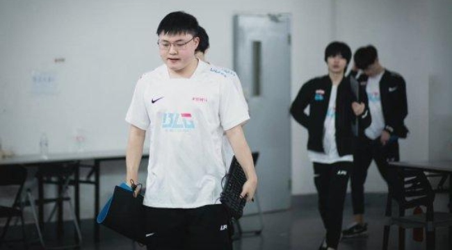 Uzi bất ngờ tạm nghỉ thi đấu trước thềm playoffs LPL Mùa Xuân 2022