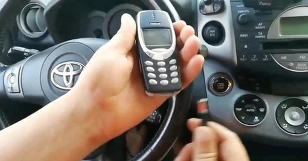 Thử cắm Nokia 3310 vào ô tô và cái kết khiến nhiều người ngỡ ngàng: Đúng là 