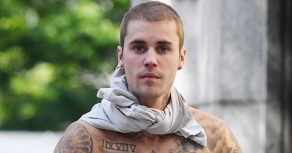 Justin Bieber cởi áo, khoe loạt hình xăm 