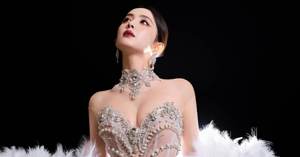 “Mỹ nhân đẹp nhất showbiz” tiều tụy héo mòn vì siết cân đến trơ cả xương