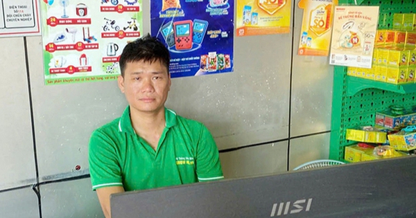 Người phụ nữ 60 tuổi rút tiền tại ATM rồi ra cửa hàng nhờ chuyển khoản 7,8 triệu: Chủ tiệm bất ngờ yêu cầu cho xem tin nhắn rồi gọi điện báo công an