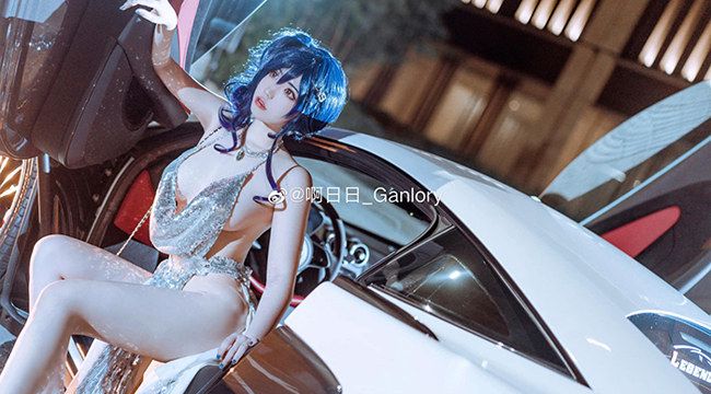 Cosplay St. Louis cùng siêu xe McLaren, nữ cosplayer vướng tin đồn là “Sugar Baby”