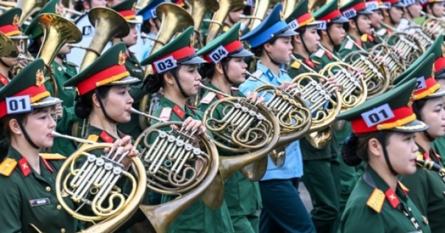 Nữ quân nhân lần đầu hợp luyện trước diễu binh 2/9