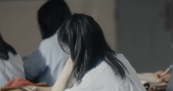 Visual thời đi học của búp bê đẹp nhất Trung Quốc: Da trắng mặt nhỏ mắt to, bao nhiêu cái đẹp tụ hết vào một người