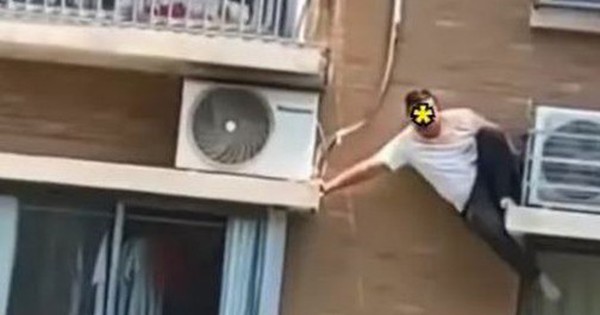 Bị bắt quả tang ngoại tình, người đàn ông đu bám bên ngoài toà nhà kêu cứu