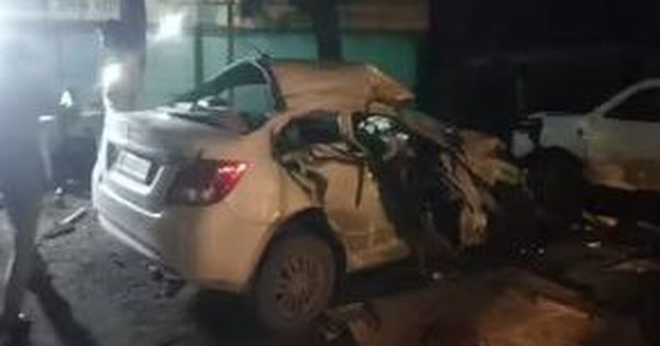 Ô tô đâm vào xe bán tải đỗ gần quán ăn, 8 người tử vong