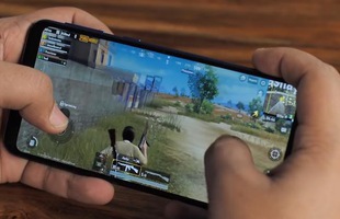 Cho con mượn smartphone để chơi game, ông bố bị 'bắt quả tang' ngoại tình