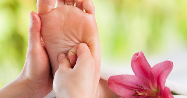 Chồng đi massage chân với giá 