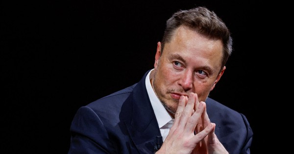 Tự tay Elon Musk đang 