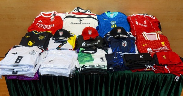 Đột kích 2 quầy hàng rong, tịch thu 1.000 áo đấu Liverpool, Arsenal giả trị giá hàng trăm triệu đồng: Người bán đối mặt mức phạt nặng