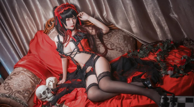 Cosplay Tokisaki Kurumi cùng bộ trang phục quen thuộc khiến người xem nóng lòng