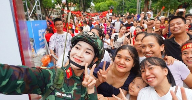 Hợp luyện diễu binh, ấm tình quân dân