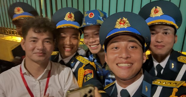 Người hot hơn cả dàn sao trong buổi tổng hợp luyện lần 2