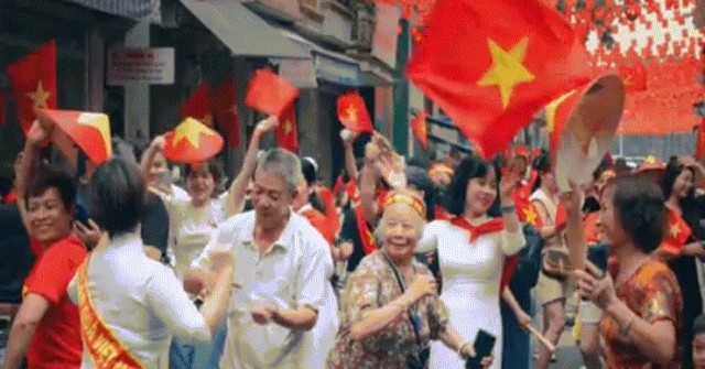 Phố Hàng Cháo hóa sân khấu, người dân cùng hát ca mừng 80 năm Quốc khánh