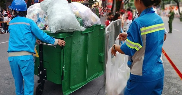 Hết giờ diễu binh, công nhân môi trường gom rác đến hơn 3h sáng