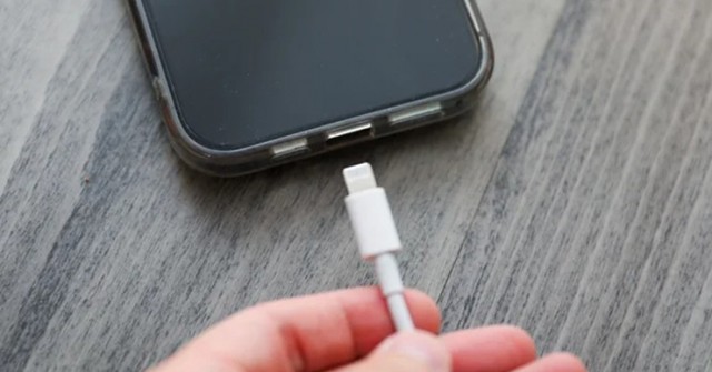 Một thao tác sai khi sạc có thể phá hỏng iPhone vĩnh viễn