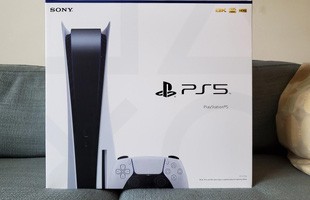 Trên tay hộp đựng PS5 với màu xanh và trắng tuyệt đẹp, to gấp đôi hộp PS4