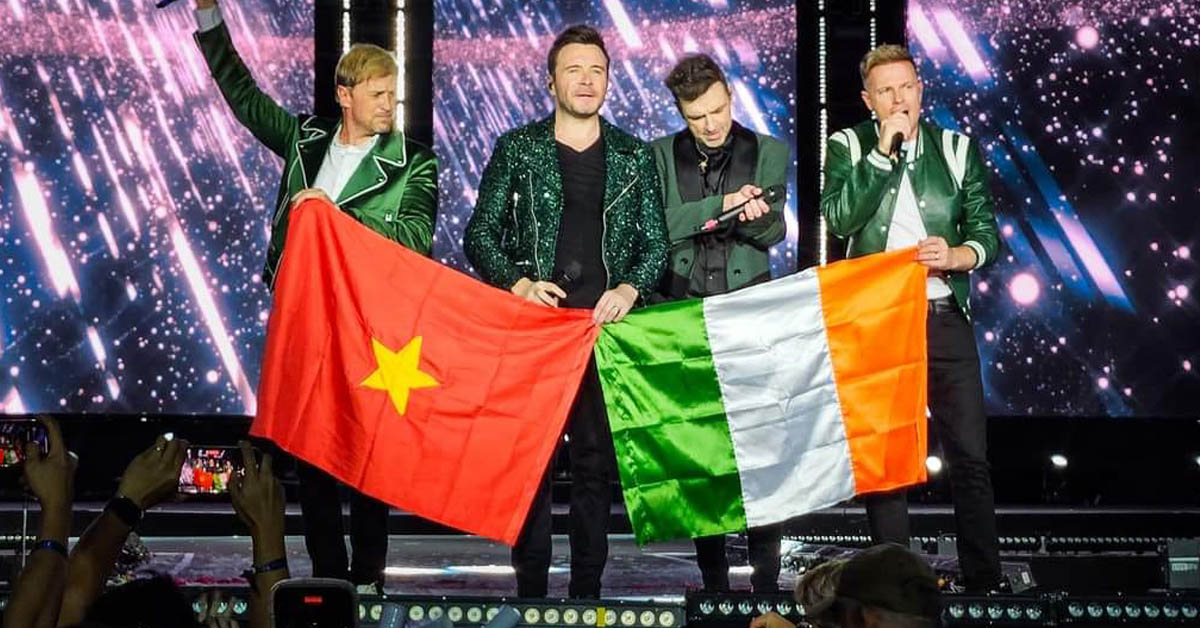 Đêm cuối Westlife: 15.000 khán giả reo hò, một cô gái đặc biệt được mời lên sân khấu