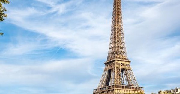 Tháp Eiffel hai lần bị kẻ siêu lừa đảo rao bán làm phế liệu