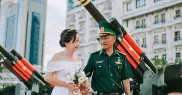 Vợ chồng U60 chụp ảnh cưới ở bến Bạch Đằng nhận hàng nghìn lượt 'thả tim'
