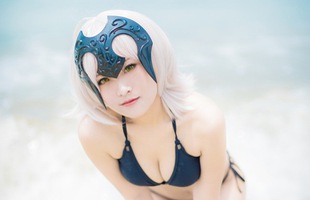 Cosplay nàng Saber trong trang phục áo tắm cực quyến rũ trong ngày hè nóng nực